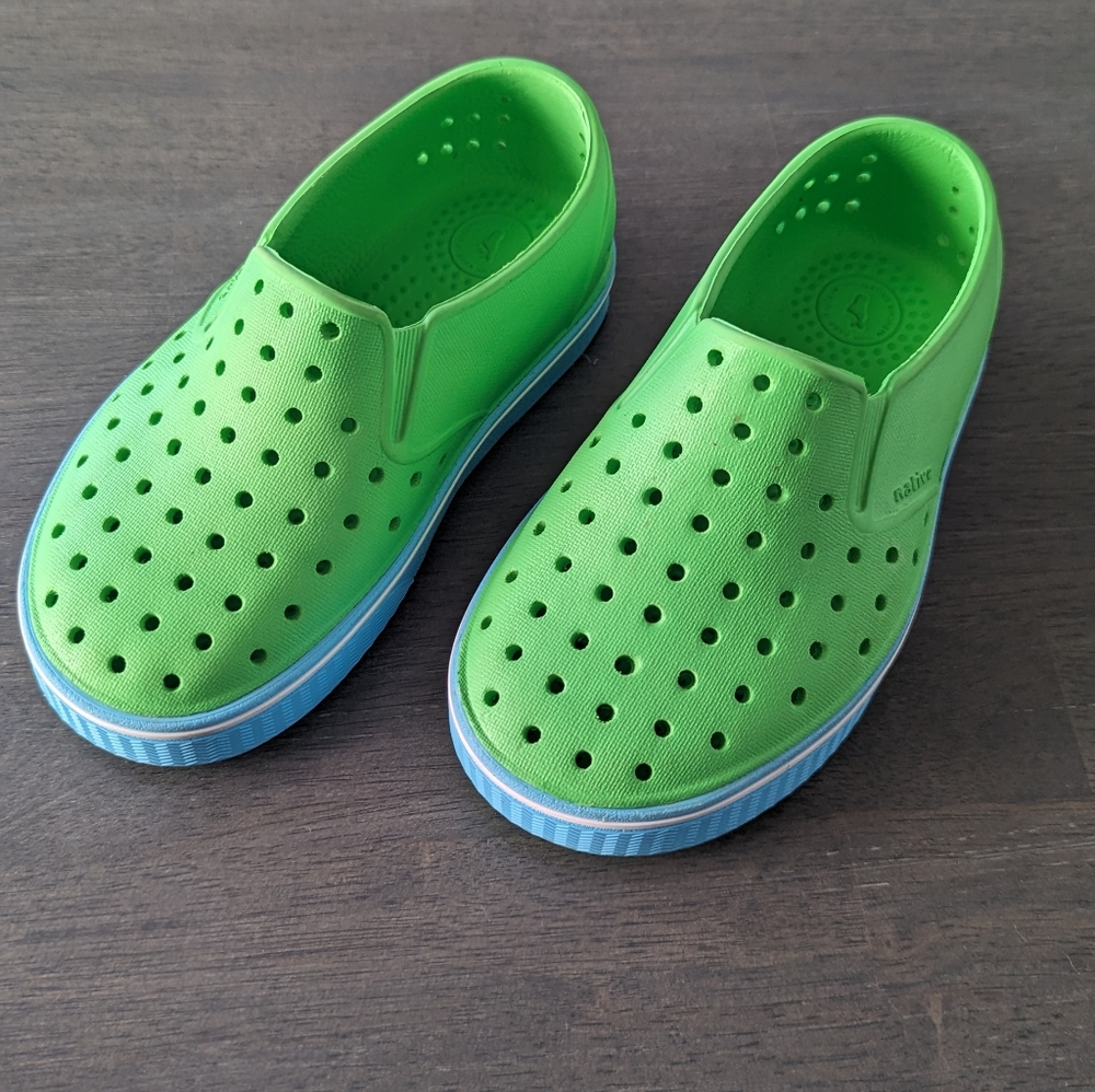 Native toddler shoes sz 10 green